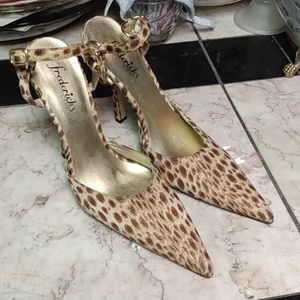Fredericks of Hollywood women's heels lepperd print